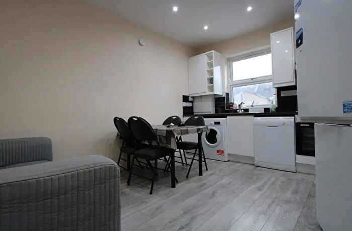 3 Bedroom Flat To Rent In Boscombe Road, South Wimbledon, SW19