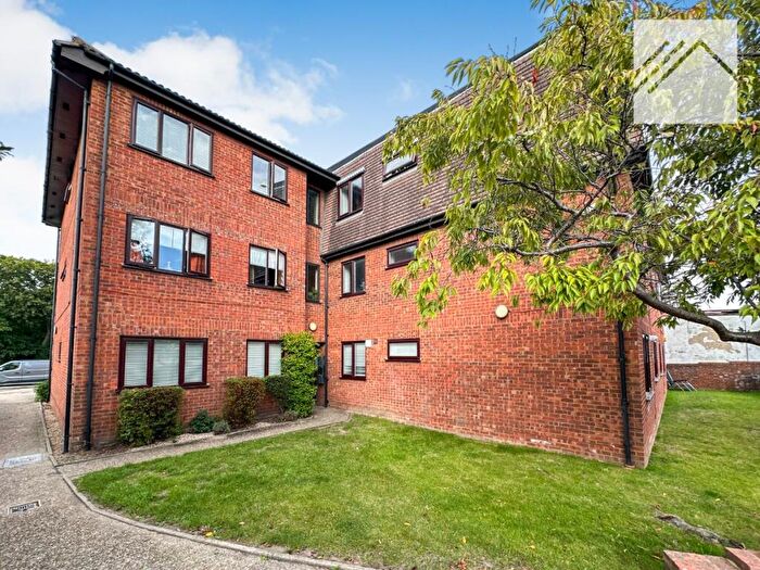 2 Bedroom Apartment To Rent In Flat, Oakwood Court, Arterial Road, Leigh-on-Sea, SS9