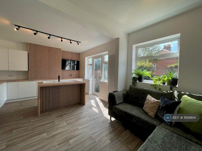 4 Bedroom Semi-Detached House To Rent In Stratford Drive, Norwich, NR1