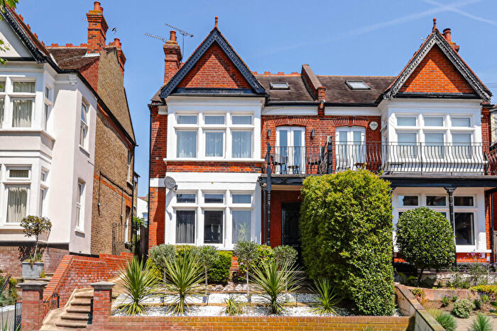 2 Bedroom Flat For Sale In Canewdon Road, Westcliff-on-sea, SS0