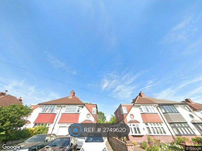 2 Bedroom Flat To Rent In Kinross Avenue, Worcester Park, KT4