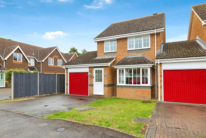 3 Bedroom Link Detached House For Sale In Victoria Drive, Lyneham, Chippenham, SN15