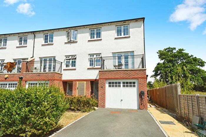 4 Bedroom End Of Terrace House For Sale In Homington Terrace, Swindon, SN3