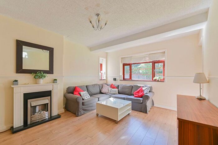 3 Bedroom Flat For Sale In Poynders Gardens, Clapham Park, London, SW4