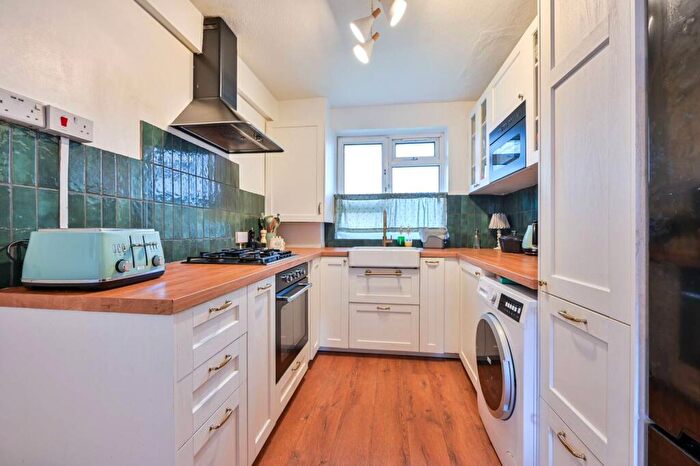 2 Bedroom Flat For Sale In Bethwin Road, Camberwell, London, SE5