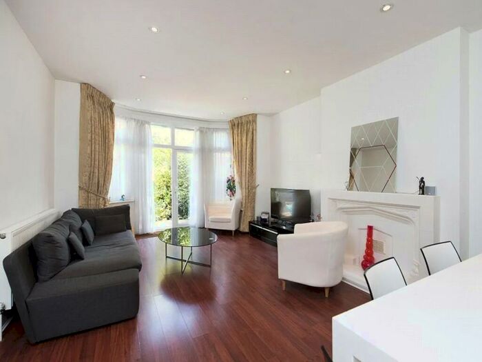 3 Bedroom Flat To Rent In Hoop Lane, Golders Green, NW11