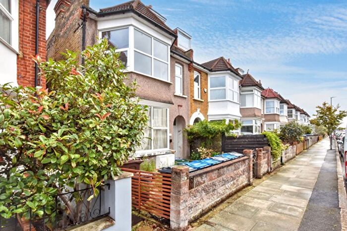 3 Bedroom Flat To Rent In Claremont Avenue, New Malden, KT3