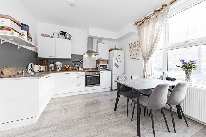 4 Bedroom Flat To Rent In Coldharbour Lane, London, SW9