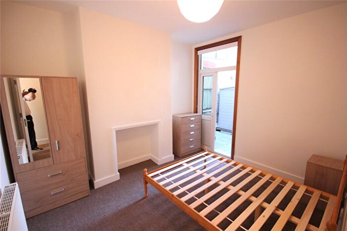 2 Bedroom Flat To Rent In Warwick Road, Bounds Green, London, N11