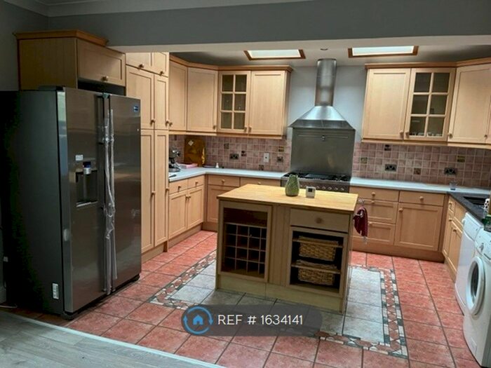 3 Bedroom Semi-Detached House To Rent In Colburn Avenue, Pinner, HA5