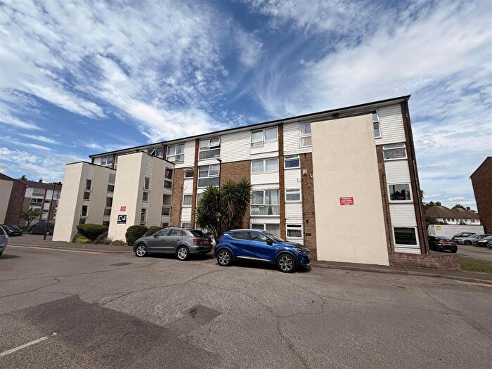 2 Bedroom Flat For Sale In Hedge Lane, London, N13