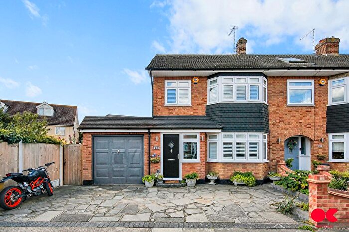 3 Bedroom End Of Terrace House For Sale In South Hall Drive, Rainham, RM13