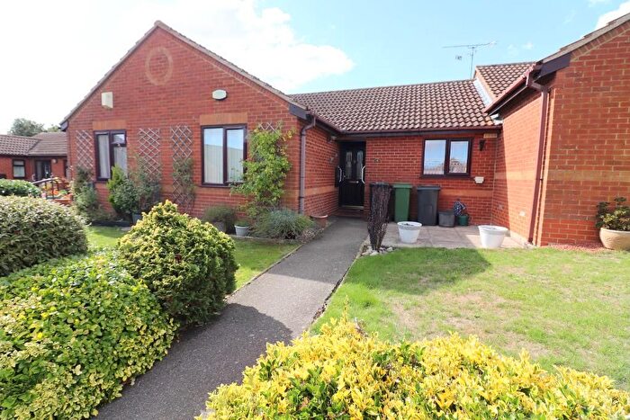 2 Bedroom Bungalow For Sale In Edgcott Close, Luton, Bedfordshire, LU3