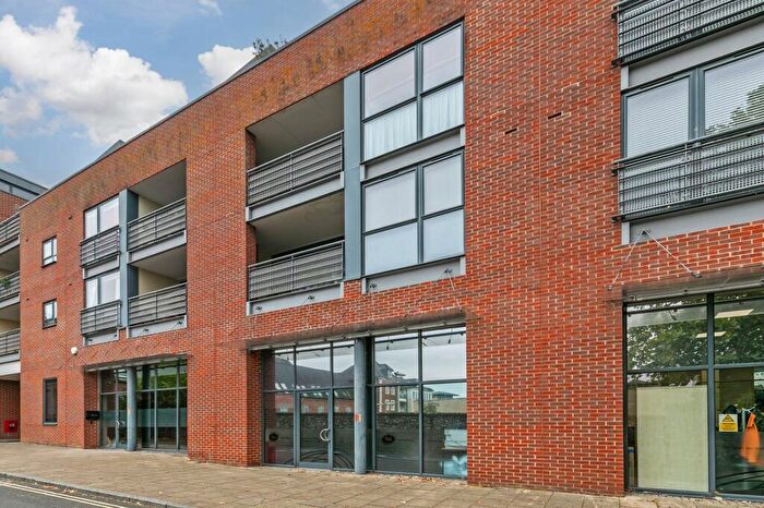 2 Bedroom Flat For Sale In Staple Gardens, Winchester, SO23