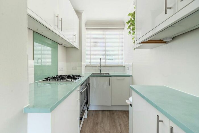 2 Bedroom Flat To Rent In Callow Street, Chelsea, London, SW3