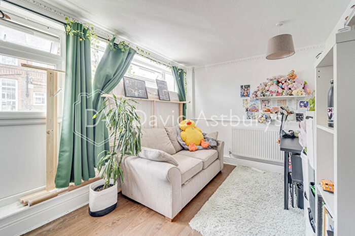 3 Bedroom Maisonette To Rent In Guerin Square, Mile End, London, E3