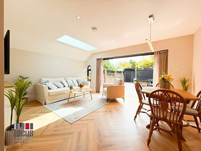 3 Bedroom Flat To Rent In Brooke Road, Stoke Newington, N16