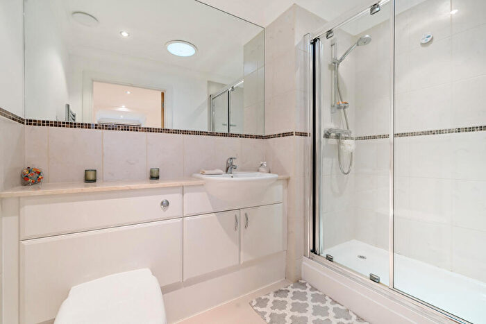 2 Bedroom Apartment For Sale In Upcross Gardens Reading, RG1