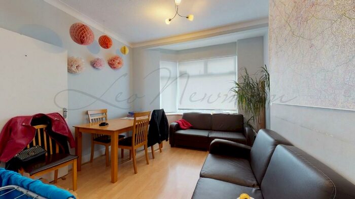 3 Bedroom Semi-Detached House To Rent In Sunningfields Road, London, NW4