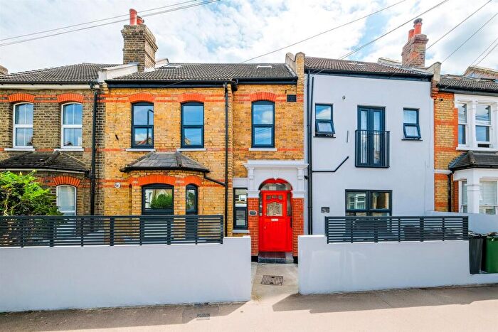 2 Bedroom Flat To Rent In Spruce Hills Road, Walthamstow, E17