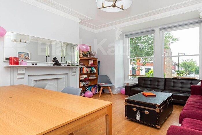 6 Bedroom Flat To Rent In Parolles Road, Archway, N19