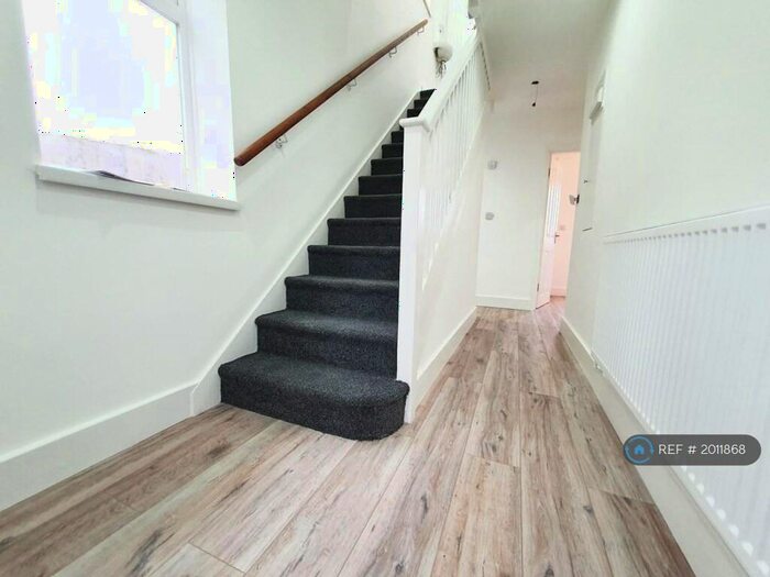 3 Bedroom Semi-Detached House To Rent In Wittenham Way, Chingford, E4