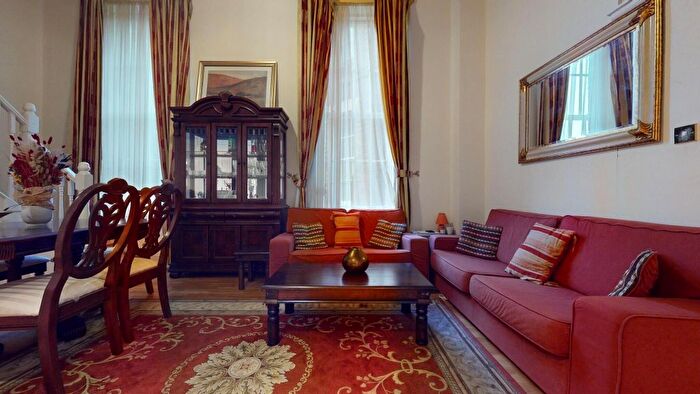 3 Bedroom Flat To Rent In Royal Drive, London, N11