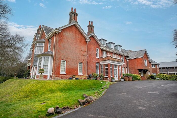 2 Bedroom Flat For Sale In Winton Hill, Stockbridge, SO20