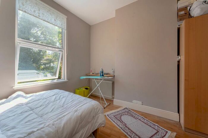 1 Bedroom Flat To Rent In Devonport Road, Hammersmith, London, W12