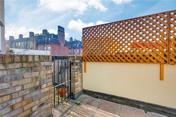 1 Bedroom Flat To Rent In Gallery Court, London, SW10