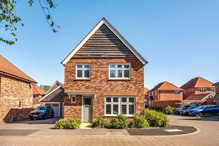 3 Bedroom Detached House For Sale In Nightjar Close, Liphook, GU30
