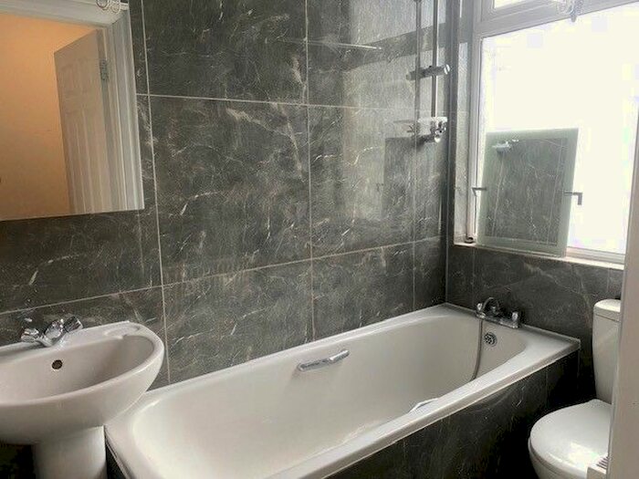 2 Bedroom Flat To Rent In Central Road, Worcester Park, KT4