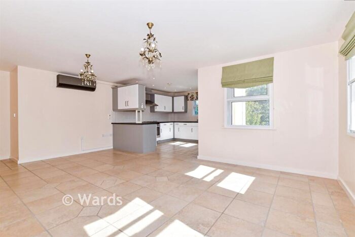 2 Bedroom Apartment For Sale In Queensgate, Maidstone, Kent, ME16