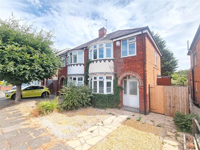 3 Bedroom Semi-Detached House For Sale In Northfold Road, Leicester, LE2