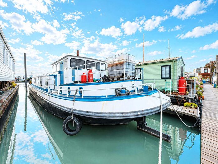 3 Bedroom Houseboat For Sale In Vicarage Lane, Rochester, ME3