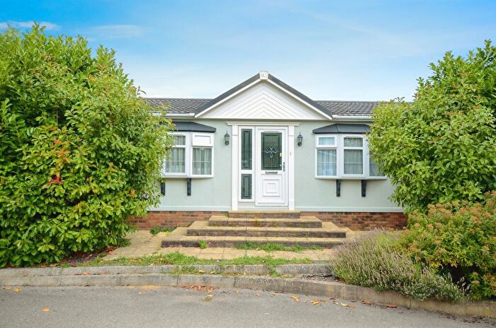 3 Bedroom Park Home For Sale In Half Moon Lane, Pepperstock, Luton, LU1
