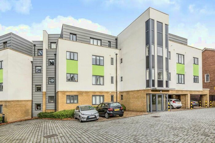 2 Bedroom Flat To Rent In Hythe Road, Surbiton, KT6