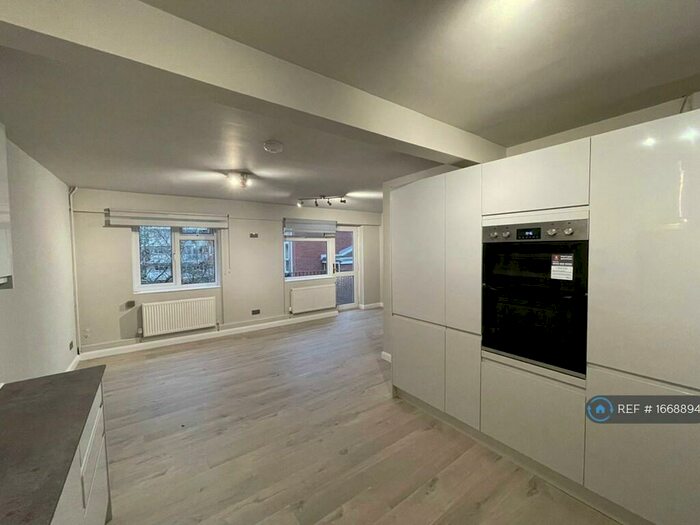 3 Bedroom Maisonette To Rent In Saint Mary's Square, Gloucester, GL1