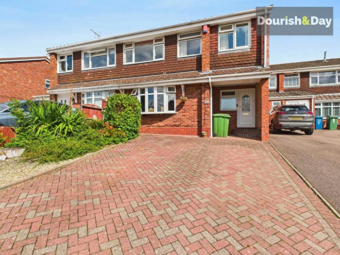4 Bedroom Semi-detached House For Sale In Spreadoaks Drive, Stafford, ST17