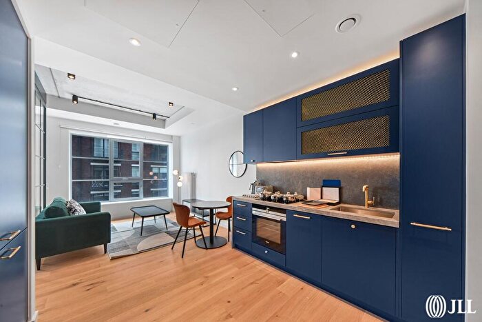 Apartment To Rent In Douglass Tower, Good Luck Hope, E14