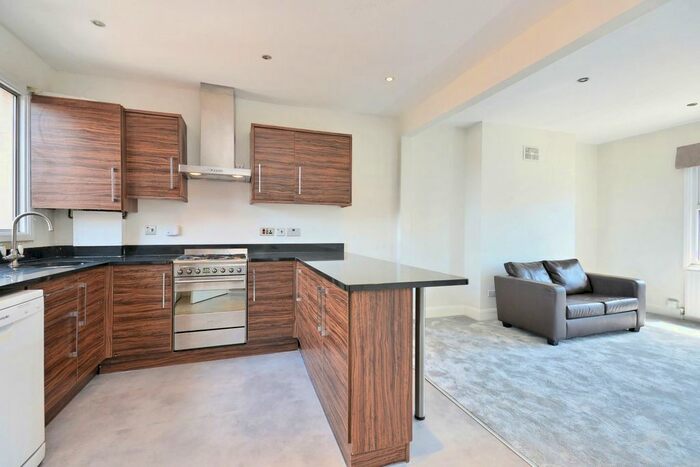 2 Bedroom Flat To Rent In Upper Richmond Road, East Putney, SW15