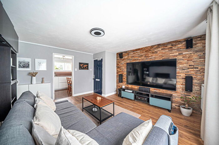 2 Bedroom Apartment For Sale In Poultons Close, Overton, Basingstoke, RG25