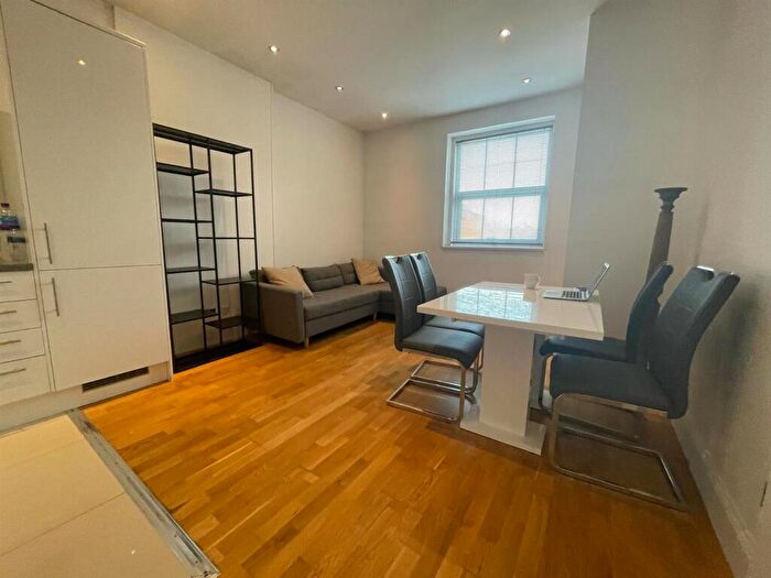 2 Bedroom Apartment To Rent In West Hampstead Mews, London, NW6