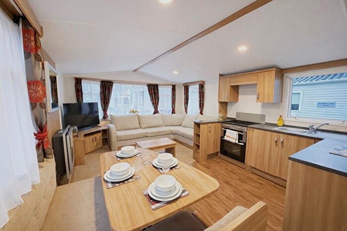 2 Bedroom Mobile/park Home For Sale In The Fairway, Sandown, PO36