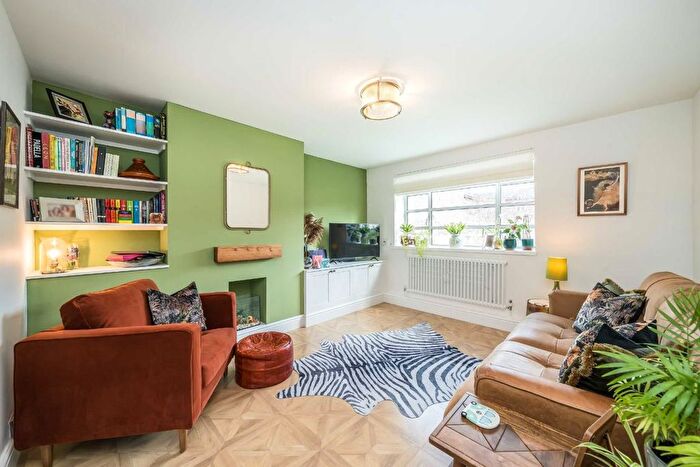 2 Bedroom Flat For Sale In Oaklands Estate, Clapham, SW4