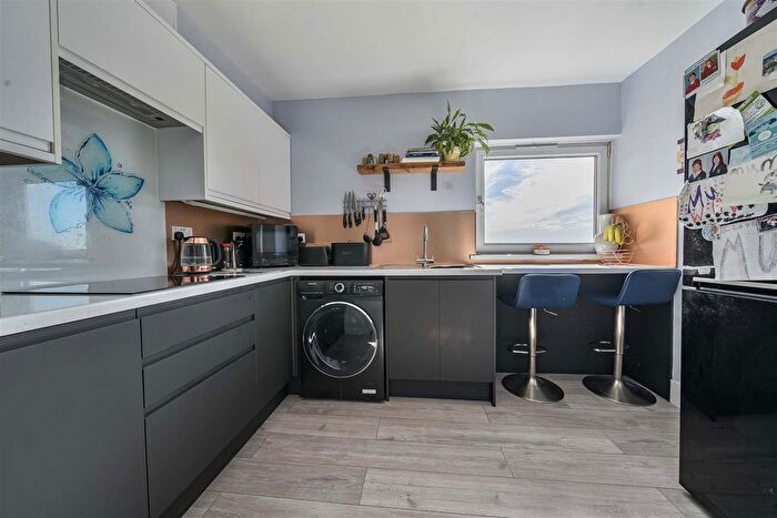 3 Bedroom Flat For Sale In Gale Moor Avenue, Gosport, PO12
