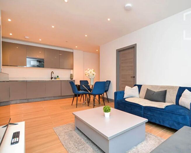 2 Bedroom Apartment To Rent In Avenir Court, Ballards Lane, London, N12