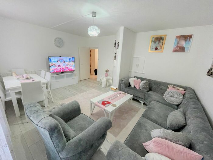 3 Bedroom Flat To Rent In Clissold House, Lordship Road, Stoke Newington, N16