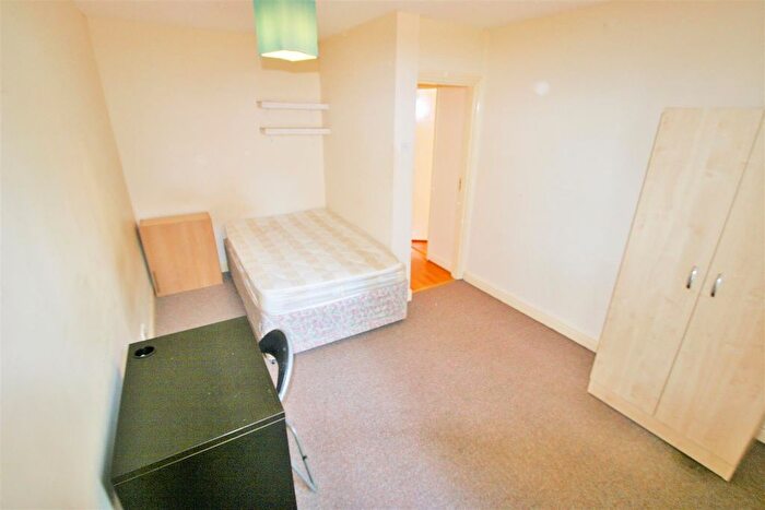3 Bedroom Flat To Rent In North Hill Road, Leeds, LS6