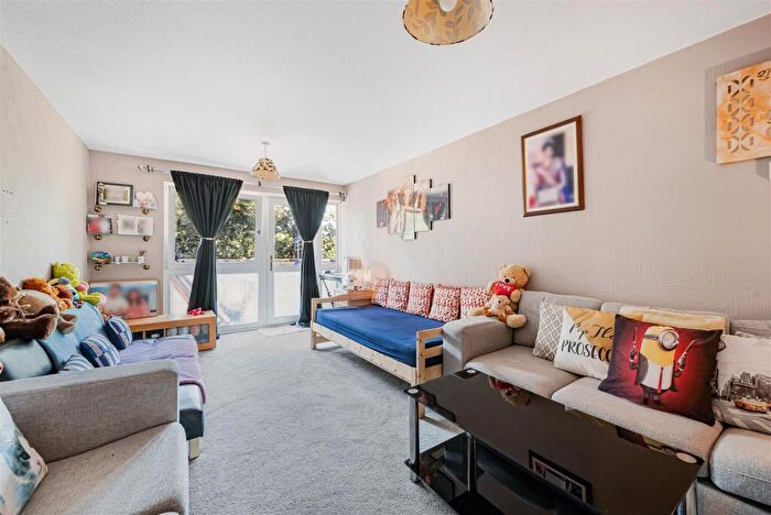 2 Bedroom Flat For Sale In Basinghall Gardens, Sutton, SM2